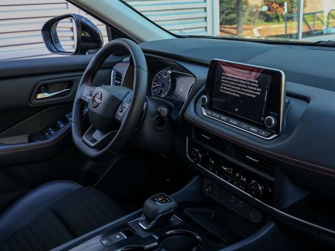 Used 2025 Nissan Rogue SV image 20