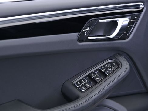 Certified 2025 Porsche Macan image 35