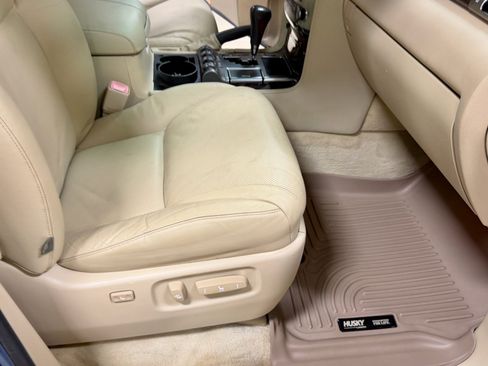 Used 2010 Lexus LX 570 4WD w/ Luxury Pkg image 23