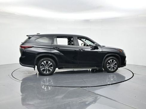 Used 2024 Toyota Highlander XLE AWD/4WD image 2