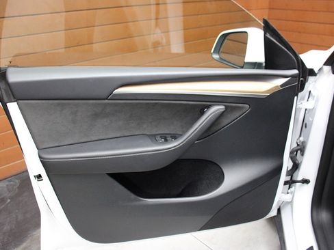 Used 2022 Tesla Model Y Long Range image 26