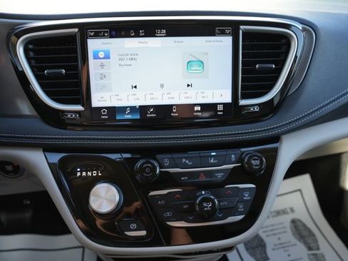 Used 2022 Chrysler Pacifica Touring-L image 26