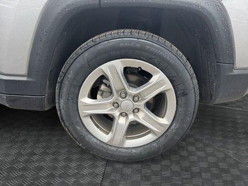 Used 2024 Jeep Compass Latitude image 17