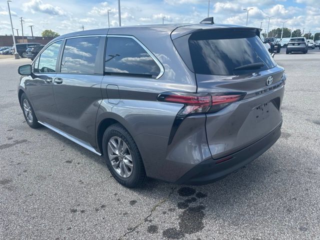 Used 2022 Toyota Sienna XLE FWD image 4