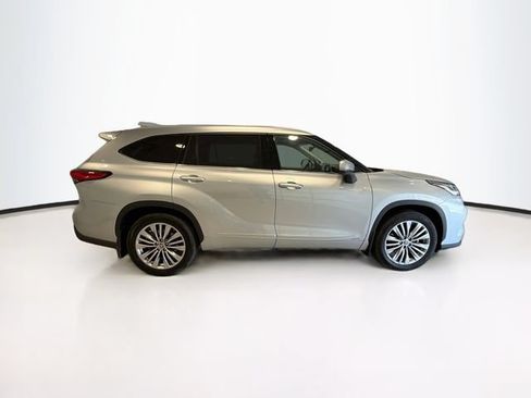 Certified 2022 Toyota Highlander Platinum AWD/4WD image 7