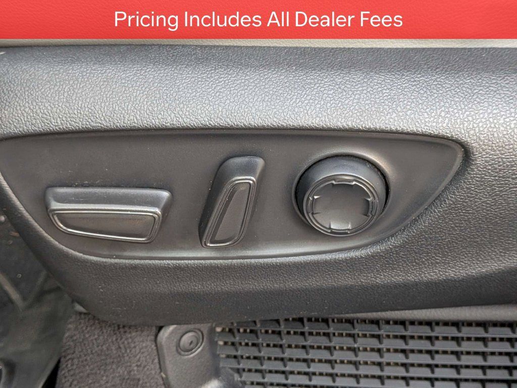Used 2023 Toyota Sienna XLE FWD image 22
