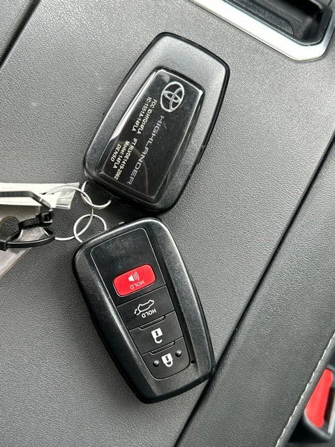 Used 2022 Toyota Highlander XLE AWD/4WD image 62