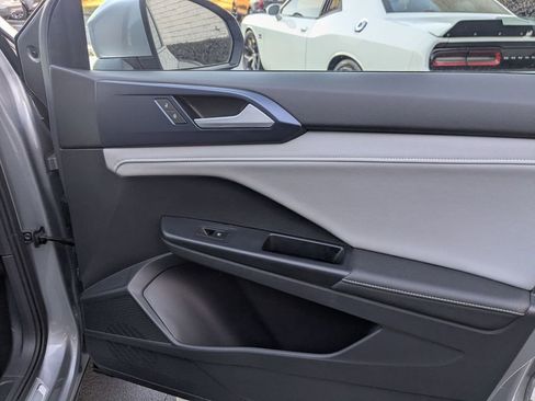 Used 2024 Volkswagen Taos SE image 32