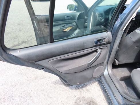 Used 2004 Volkswagen Golf GLS FWD image 8