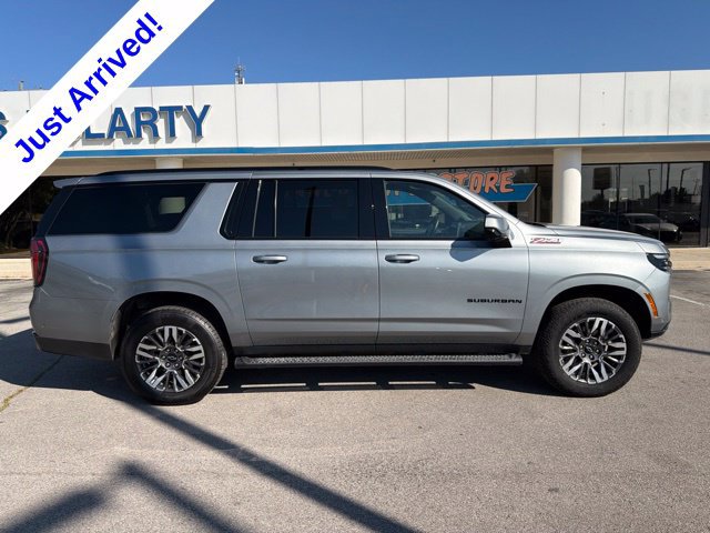 Used 2025 Chevrolet Suburban Z71 AWD/4WD image 2