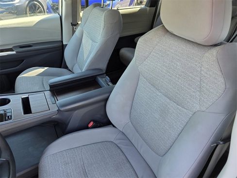 Used 2022 Toyota Sienna LE image 11