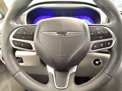 Used 2023 Chrysler Pacifica Touring-L FWD image 22