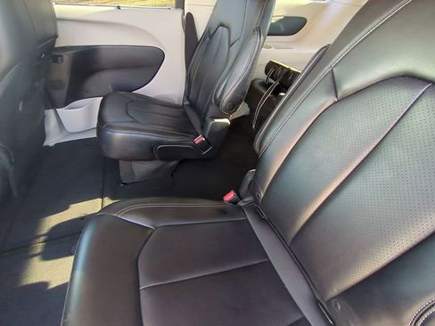 Used 2023 Chrysler Pacifica Touring-L image 2