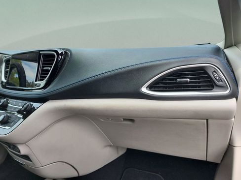 Used 2021 Chrysler Pacifica Touring-L image 19