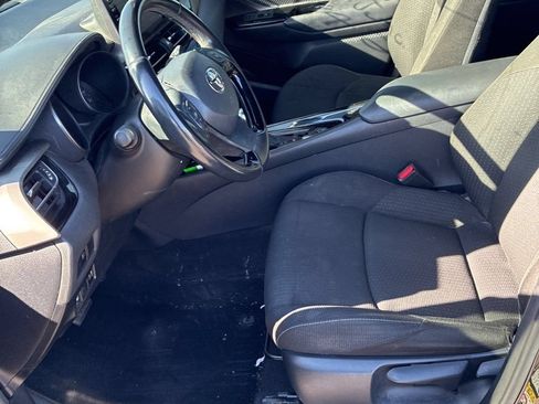 Used 2019 Toyota C-HR XLE FWD image 5