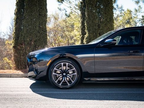 Used 2023 BMW i7 xDrive60 w/ Executive Package 2 image 9