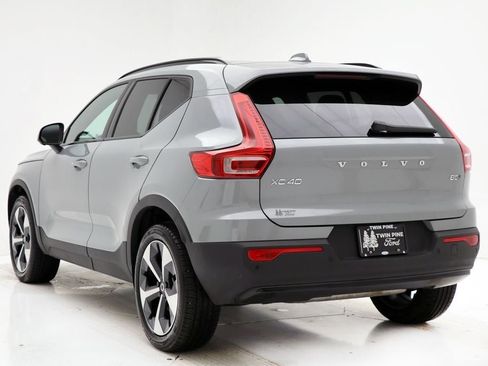 Used 2025 Volvo XC40 B5 Plus image 6