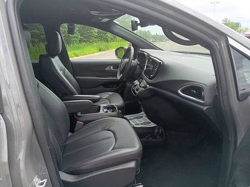 Used 2025 Chrysler Pacifica Select FWD image 16