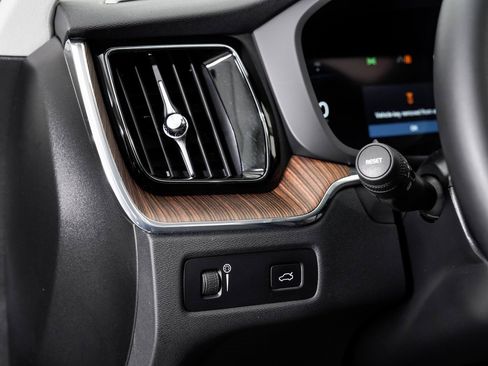 Used 2022 Volvo XC60 B5 Momentum w/ Advanced Package image 10