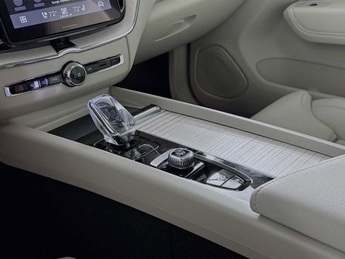 New 2026 Volvo XC60 B5 Ultra w/ Climate Package image 16