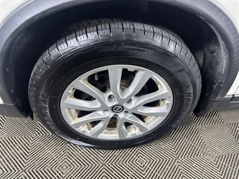 Used 2017 Nissan Rogue SV image 10