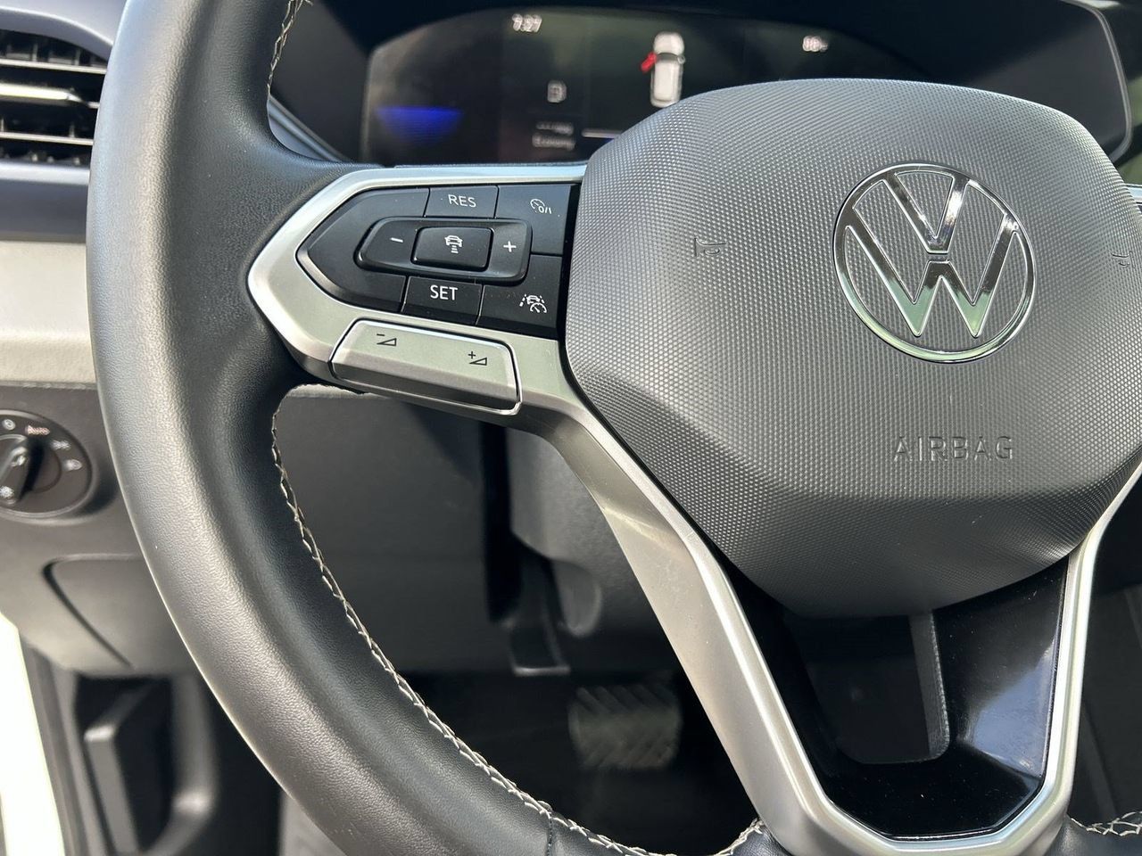 Used 2022 Volkswagen Taos SE w/ Panoramic Sunroof Package FWD image 21