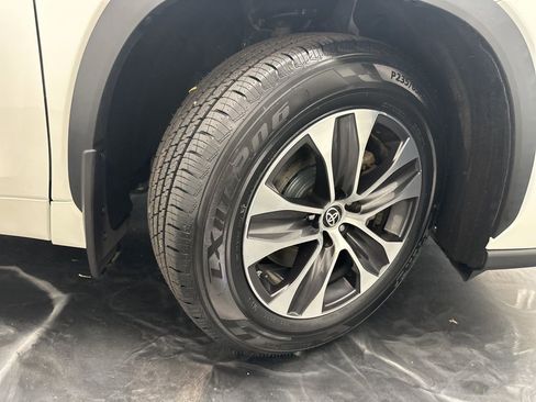 Used 2021 Toyota Highlander XLE image 32