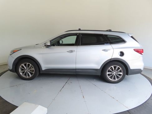 Used 2017 Hyundai Santa Fe SE FWD image 4