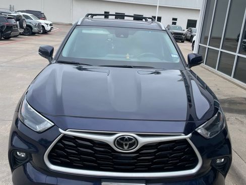 Used 2023 Toyota Highlander XLE FWD image 3