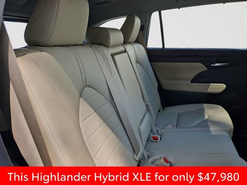Used 2025 Toyota Highlander XLE AWD/4WD image 46