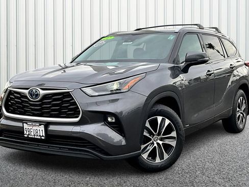 Used 2022 Toyota Highlander XLE AWD/4WD image 12