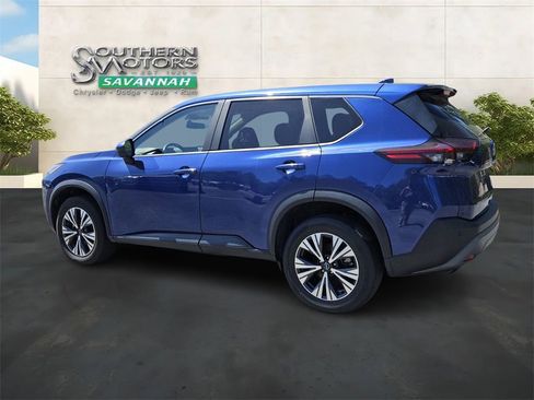 Used 2023 Nissan Rogue SV image 3