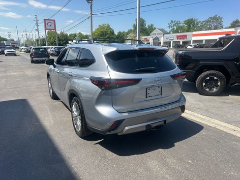 Used 2025 Toyota Highlander Platinum AWD/4WD image 6
