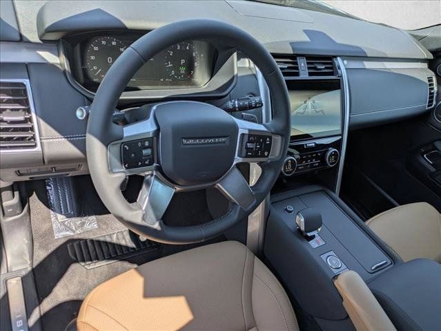 Used 2025 Land Rover Discovery Dynamic SE AWD/4WD image 3