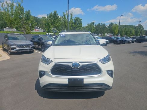 Used 2021 Toyota Highlander XLE AWD/4WD image 2