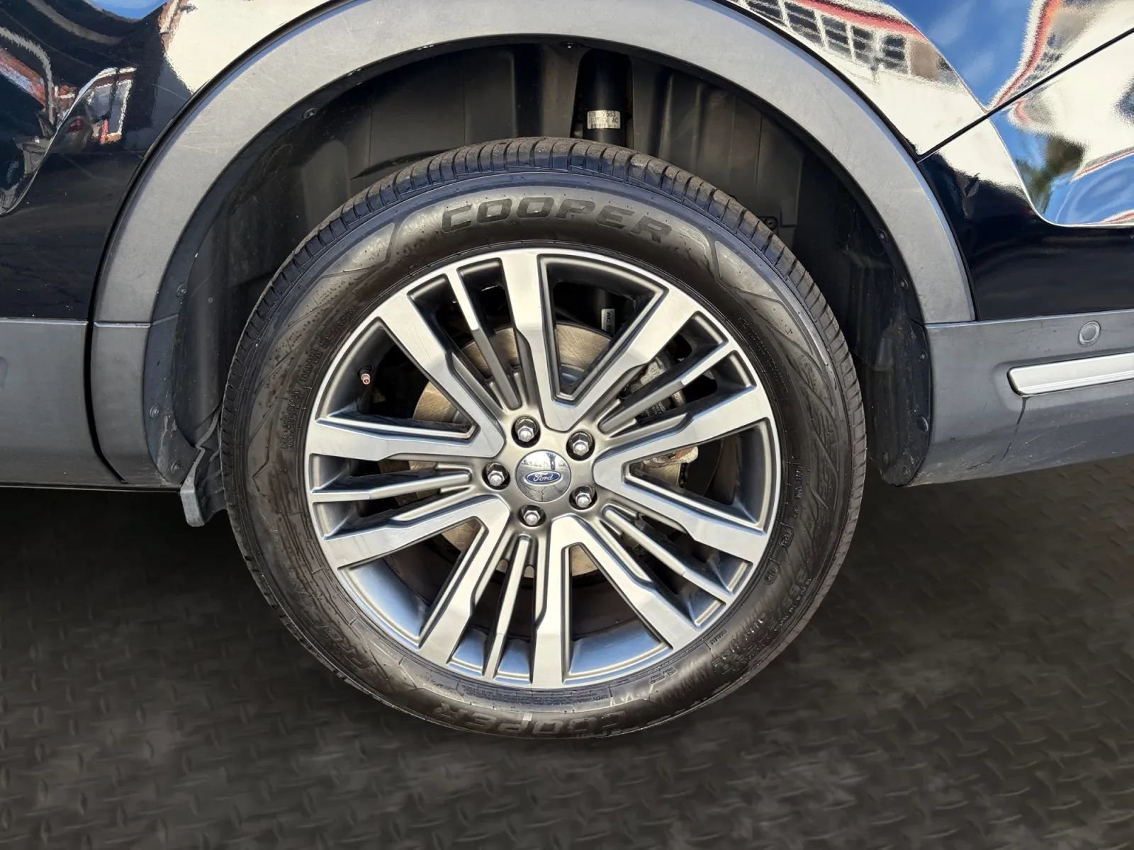 Used 2018 Ford Explorer Platinum AWD/4WD image 44