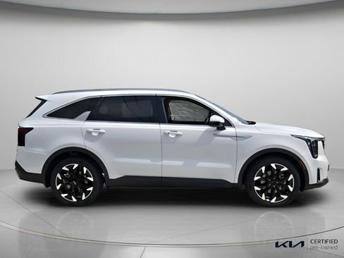 Certified 2024 Kia Sorento EX w/ Panoramic Sunroof Package FWD image 5