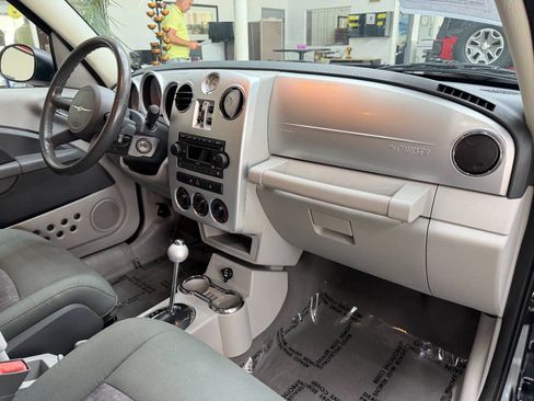 Used 2010 Chrysler PT Cruiser FWD image 18