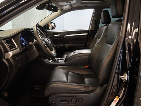 Used 2019 Toyota Highlander XLE AWD/4WD image 6