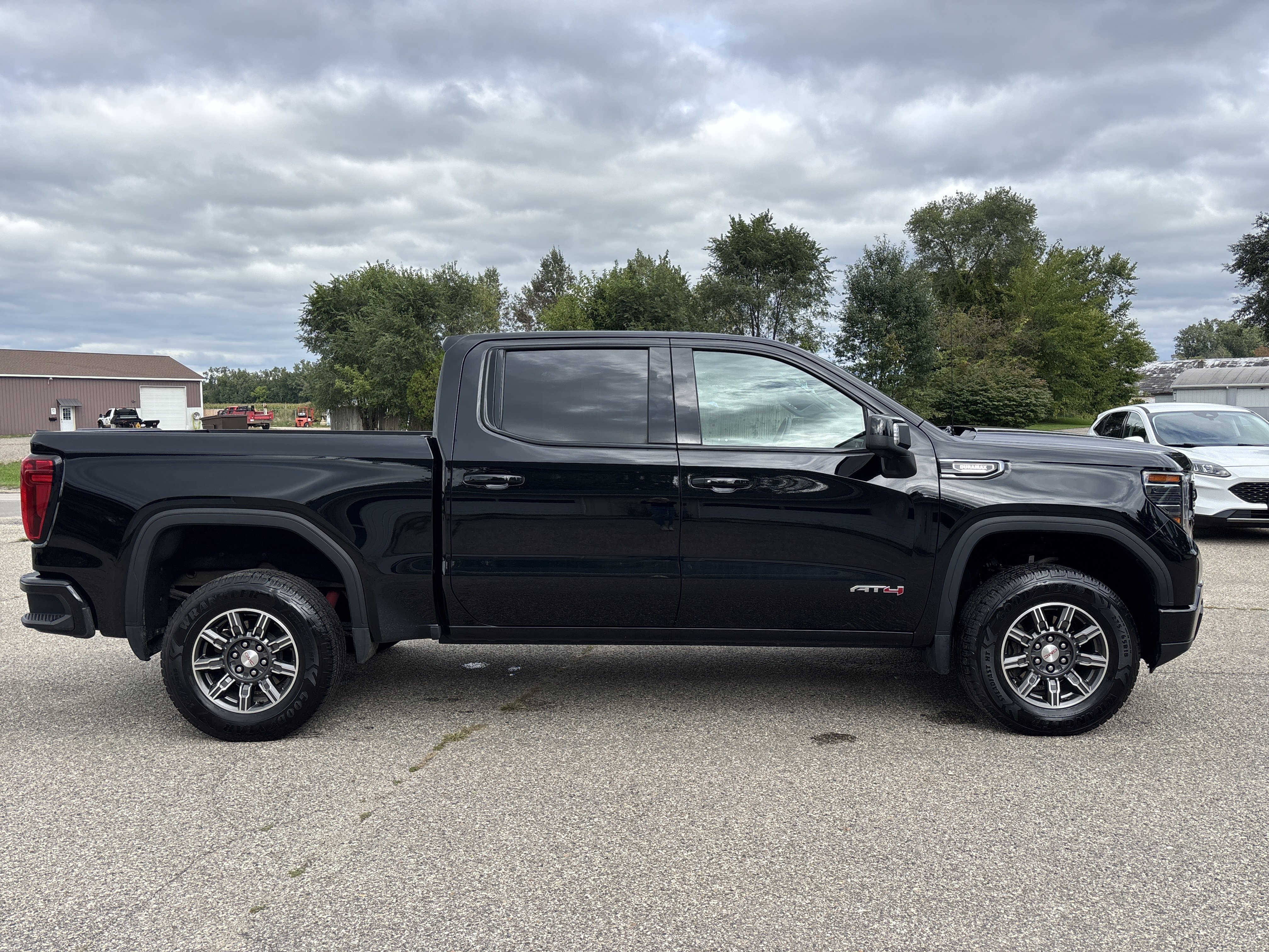 Used 2024 GMC Sierra 1500 AT4 w/ Technology Package AWD/4WD image 2