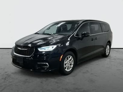 Used 2025 Chrysler Pacifica Select