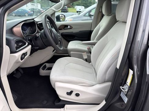 Used 2017 Chrysler Pacifica LX FWD image 14