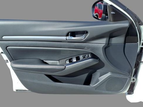 Used 2025 Nissan Altima 2.5 SR w/ SR Premium Package image 16