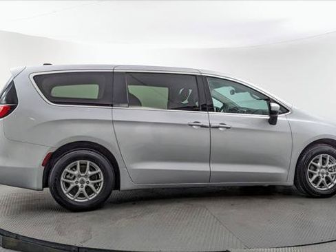 Used 2023 Chrysler Voyager LX FWD image 9