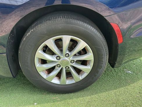 Used 2017 Chrysler Pacifica Touring-L FWD image 46