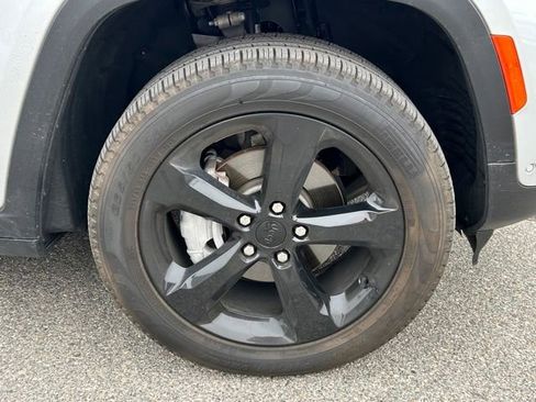 Certified 2024 Jeep Grand Cherokee Limited w/ Luxury Tech Group II image 18