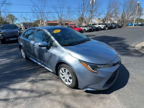 Used 2021 Toyota Corolla LE image 3