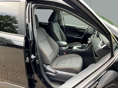 Used 2025 Toyota RAV4 XLE FWD image 30