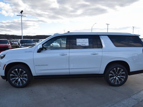 New 2026 Chevrolet Suburban High Country image 8