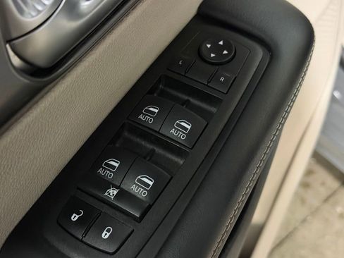 Used 2022 Chrysler Pacifica Touring-L w/ Uconnect Theater Family Group image 34